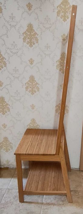 Стол/закачалка за дрехи или кърпи от бамбук в отлично състояние на символична цена
