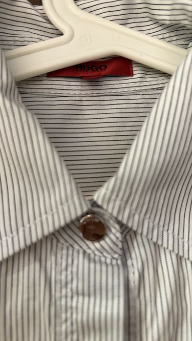 Боди  и бели дънки  на на Avin . Риза на Hugo с етикет