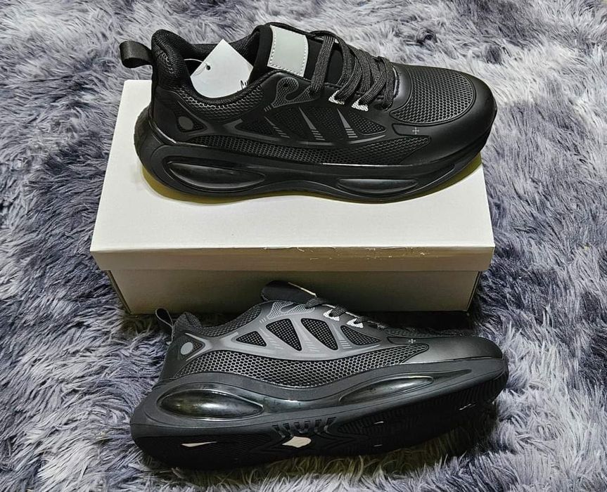 Adidasi barbati la oferta