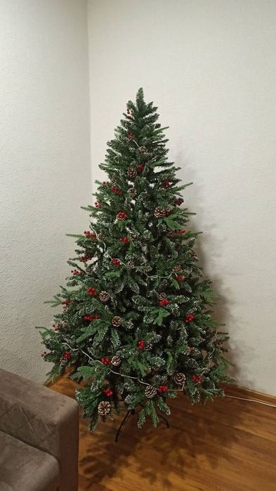 Новогоднии ёлка от 520 тысяч, под натуральную с ягодами и шишками