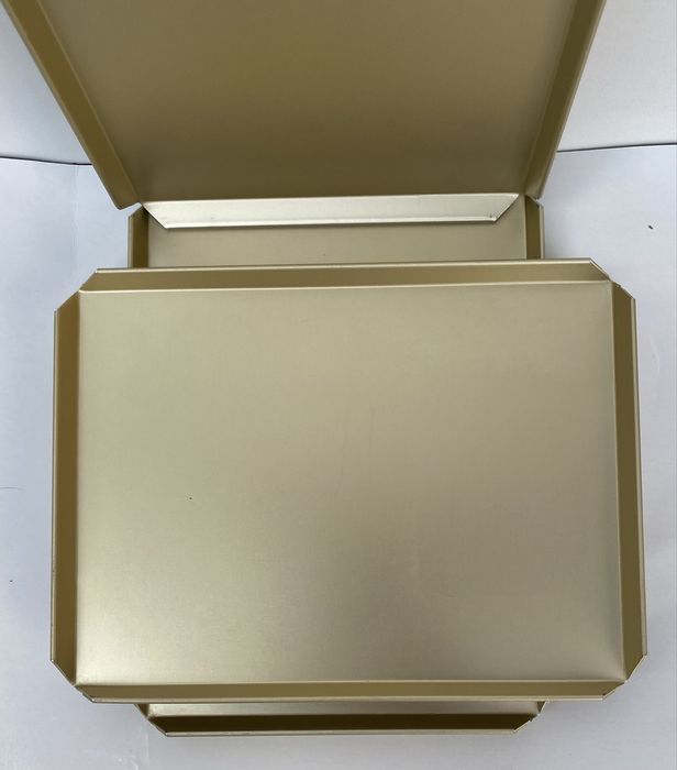 Tavi aurii pentru prezentare produse