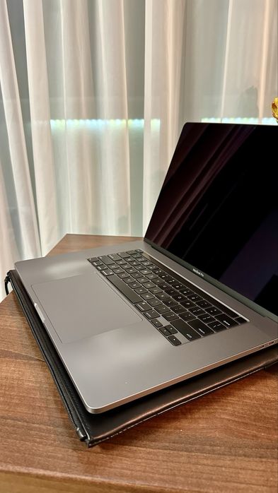 Macbook Pro 16 inch 2019 512 GB touchbar Impecabil