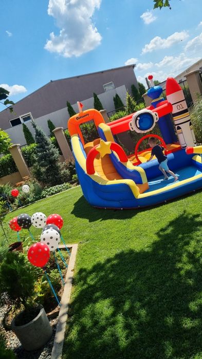 Castel gonflabil cu tobogan,piscina și trambulina de inchiriat