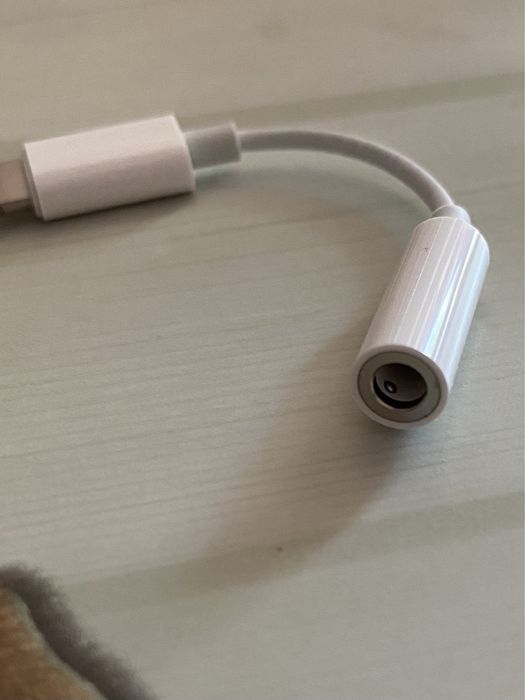 Vând adaptor casti original Apple