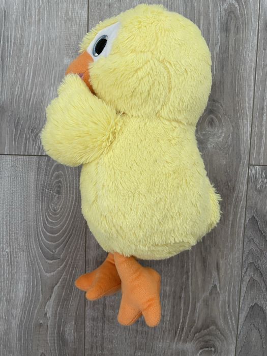 Pui din pluș cu ochi stralucitori