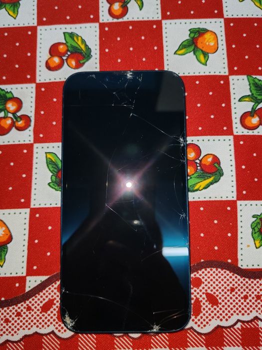 Vând iPhone 14 cu display spart