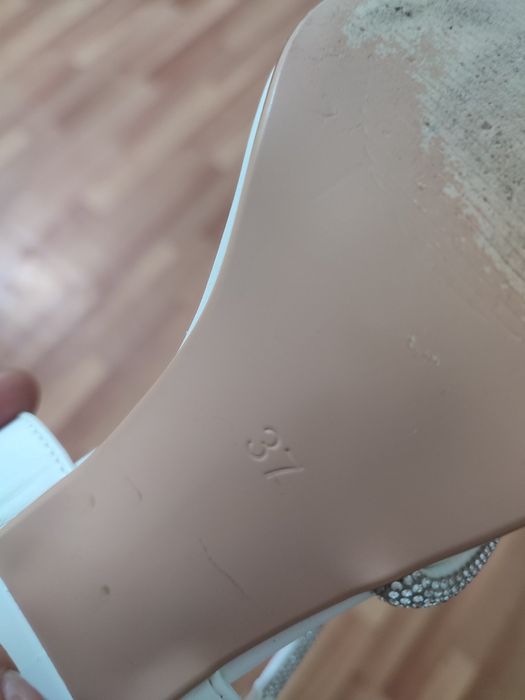 Босоножки белые со стразами новые