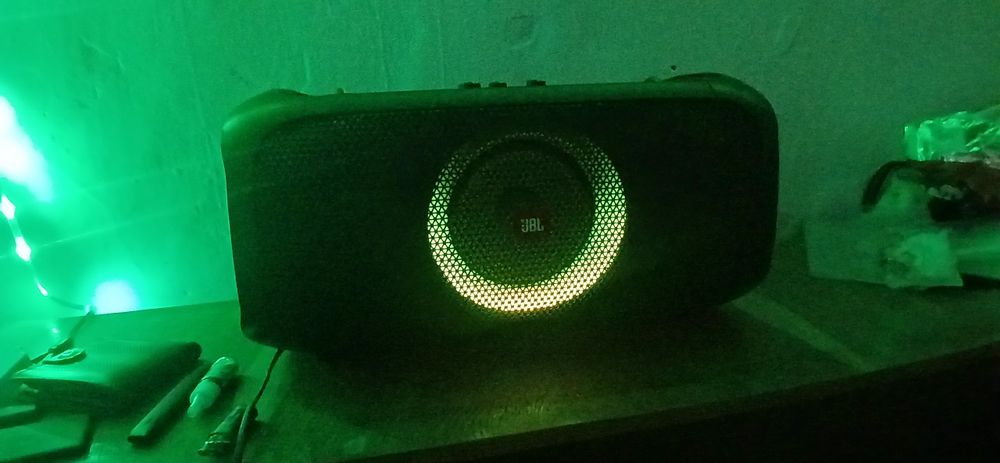 Boxa JBL 100W este impecabila acept si schimb