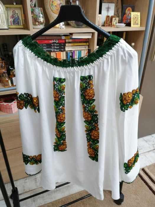 Cămașă națională cusută manual