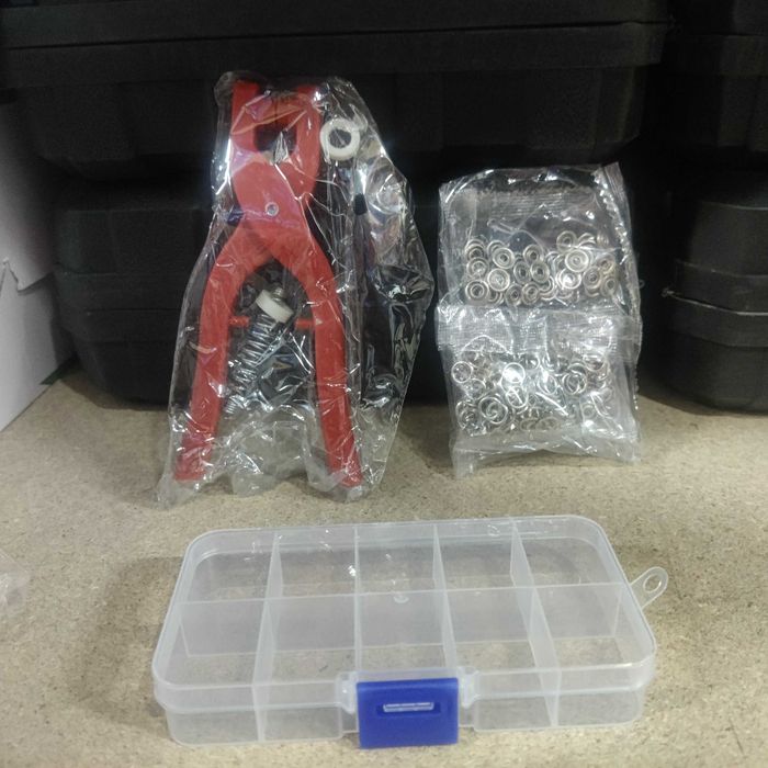 Уред за поставяне на копчета „тик-так“, капси, кутийка за съхранение