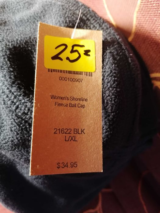 Продавам нова качествена зимна поларена шапка с козирка марка Duluth