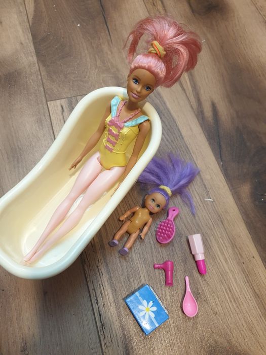 Barbie cu cada  și accesorii