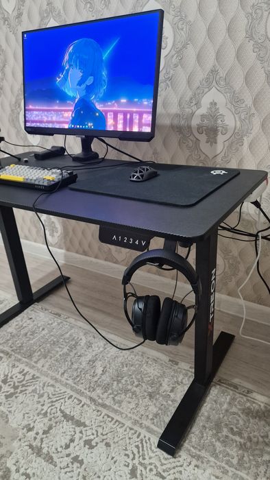 Компьютерный стол с регулировкой высоты от XTreon в отличном состоянии