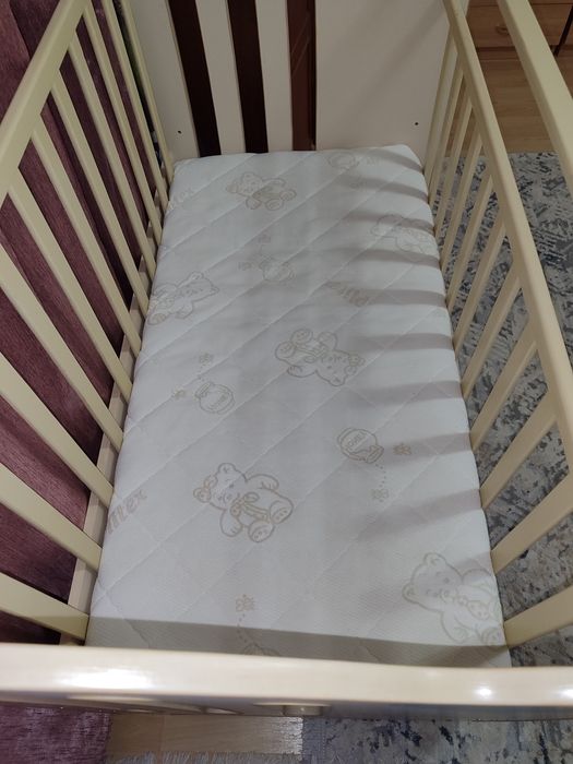 Кроватка детская с маятником