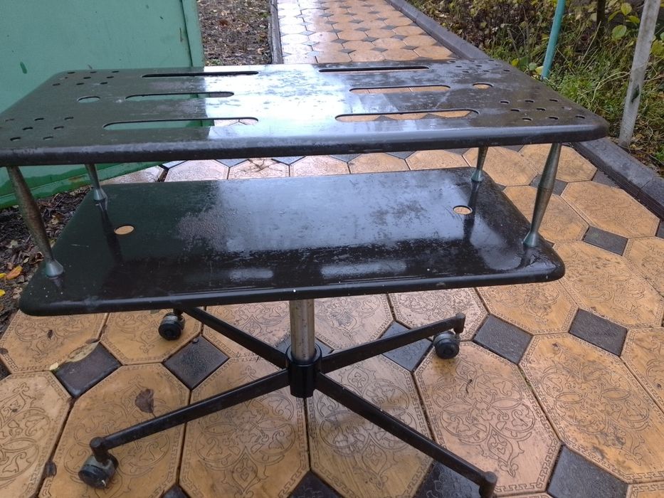 Продам тумбочку металлическию,вращается в любое положение,удобно под т