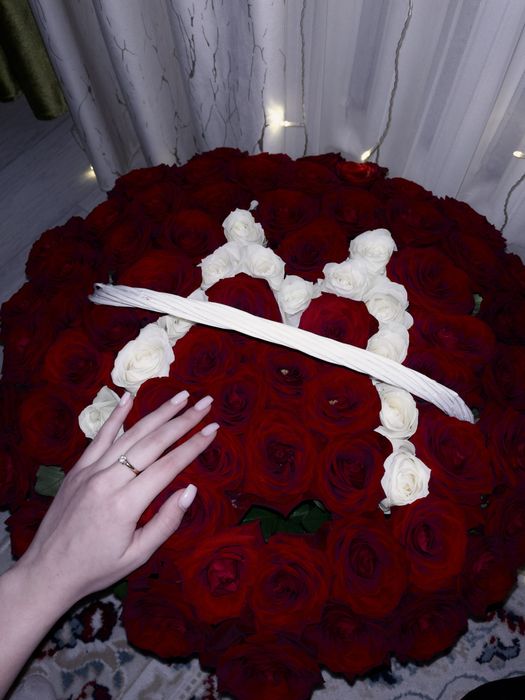 Букет изз 77 роз