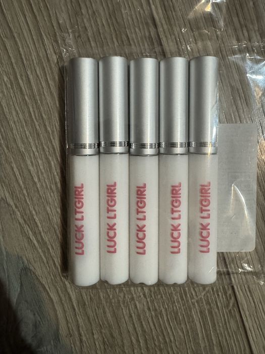 Lipici adeziv gene false