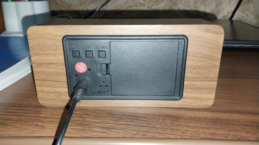 Продаются электронные  часы.