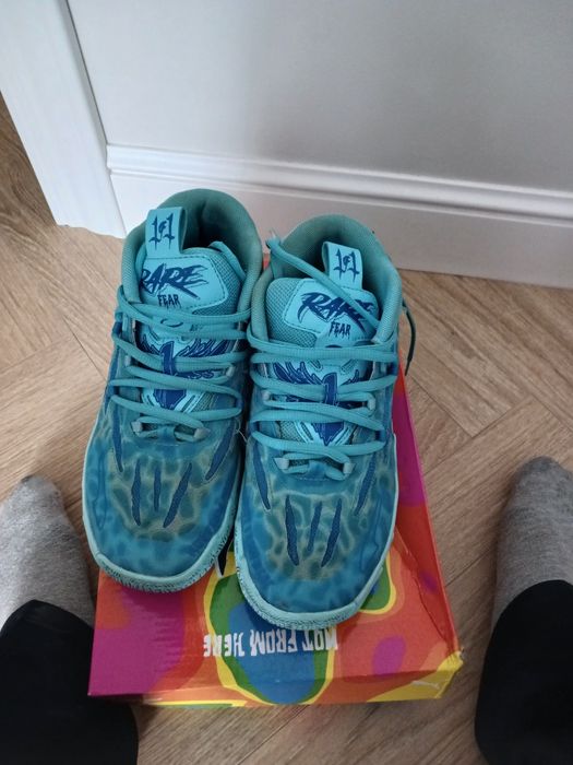 Кроссовки  сатылады.