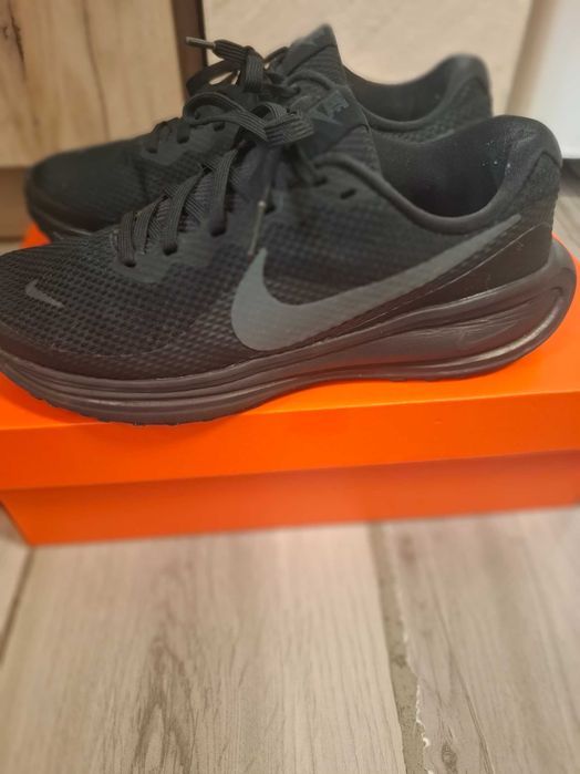 Дамски маратонки Nike Revolution