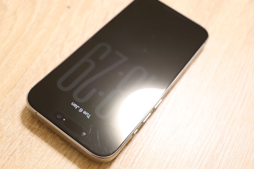 Продавам Iphone 15 pro Natural Titanium