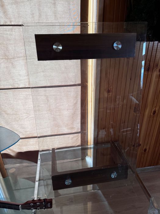 Дървени и стъклини маси