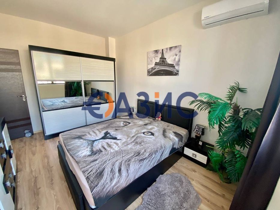 Двуетажна градска къща на първа линия море с невероятна гледка в