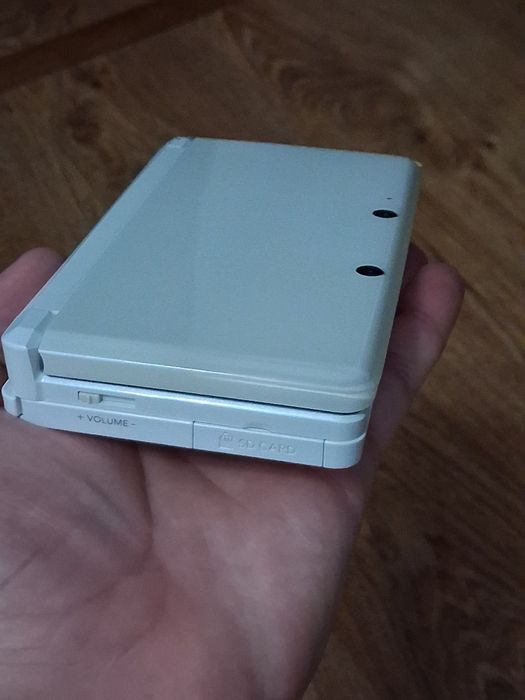 Nintendo 3DS modat cu accesorii