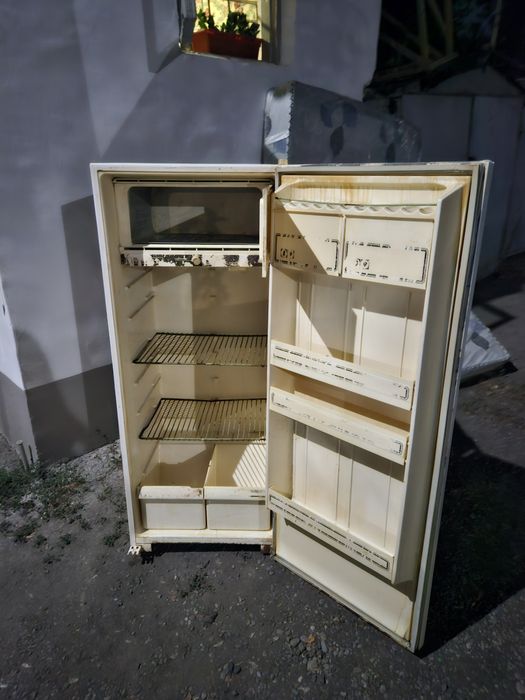 Продаётся холодильник бирюса рабочий всё родной