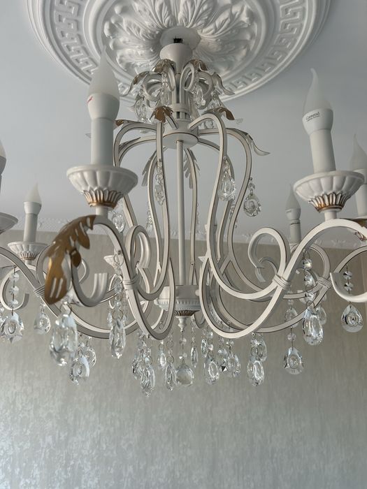 Люстра большая.