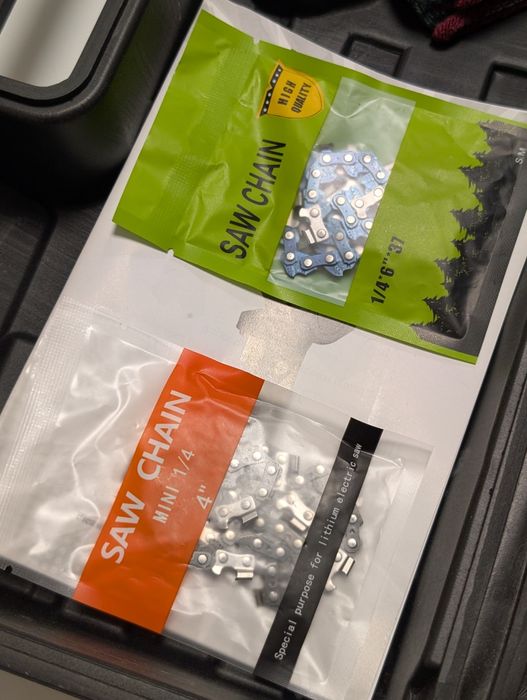 Електрически верижен трион с две батерии и зарядно