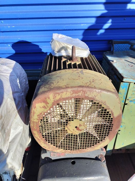 Электро двигатель 2 штук.