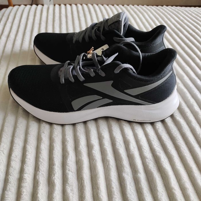 Продам новые мужские кроссовки