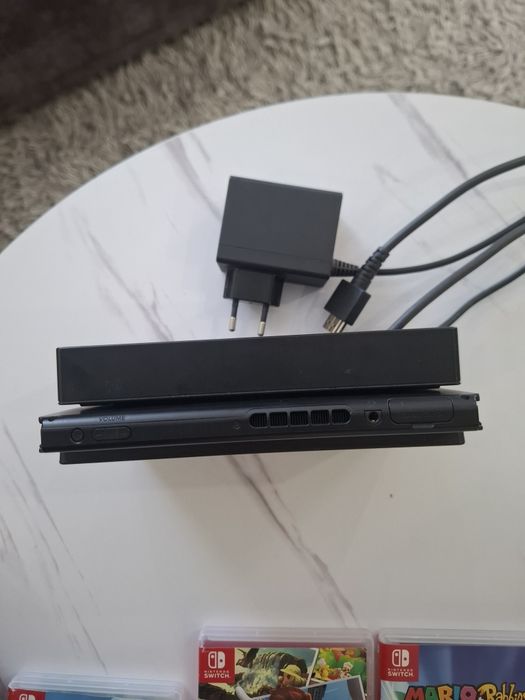 Nintendo switch + 2 джойстика + 8 игри