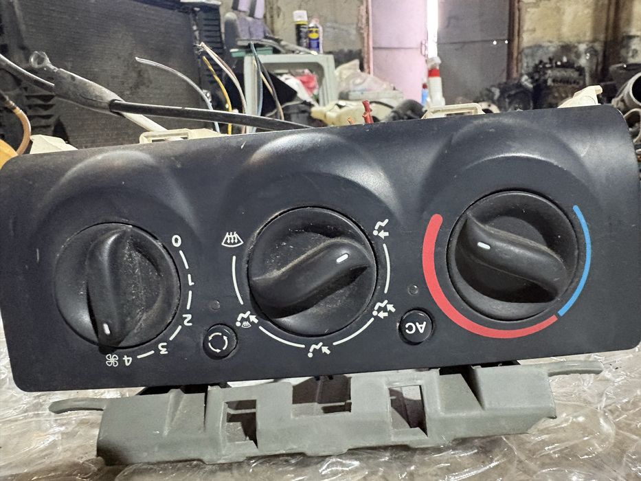 Renault Clio 2002 година Управление Климатик