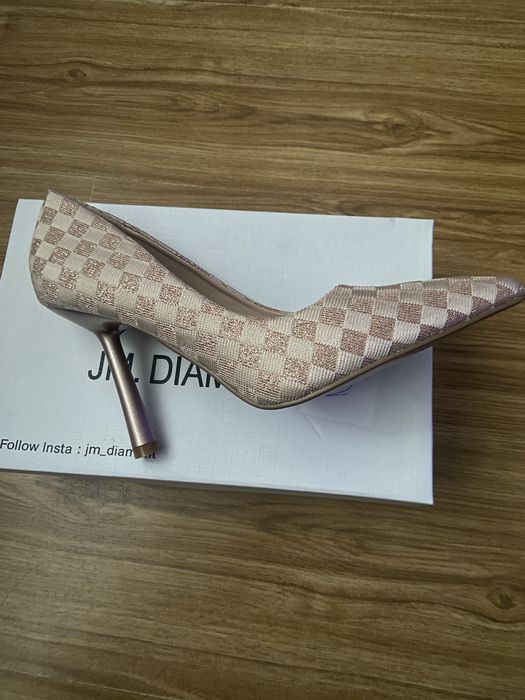 Pantofi noi  eleganti