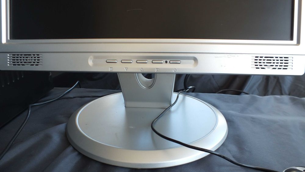 Sistem PC complet, AMD Sempron 2,2 Ghz, 2GB RAM, monitor Yakumo TFT 17