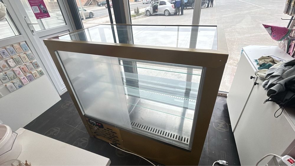 Ветрина холодильник