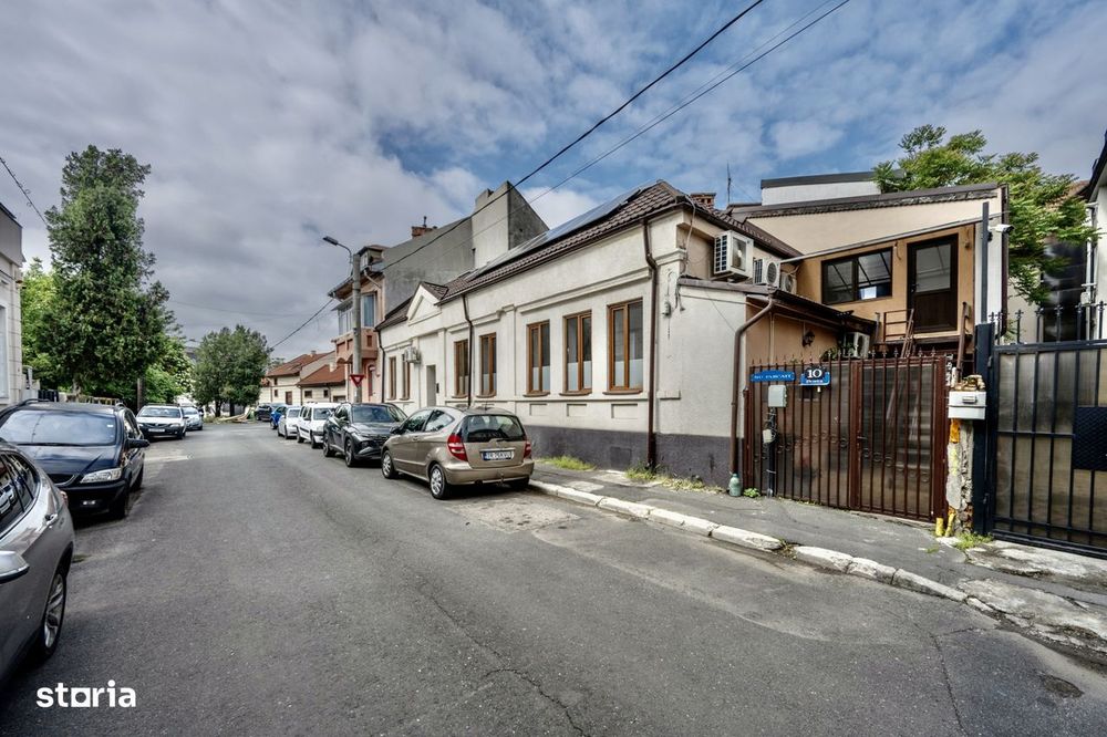 In Cartierul Evreiesc, casa 3 camere pivnita si mansarda open space.
