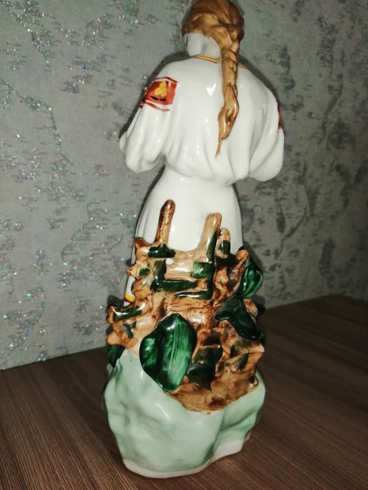 Продам форфоровую статуэтку