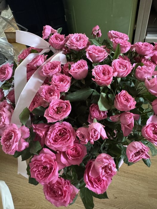 Букет кустовых роз в корзинке