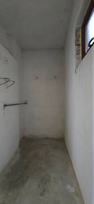 Едноетажна тухлена къща с голям двор в село Полски Сеновец