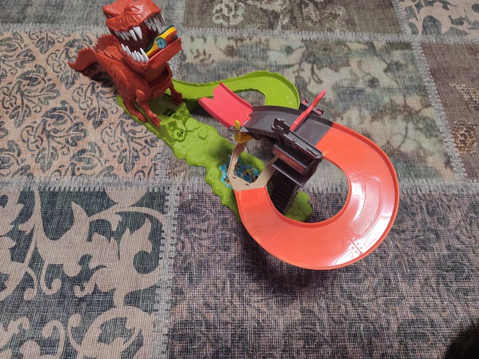 Hotwheels  писти- 2 крокодила, горила, динозавър и акула