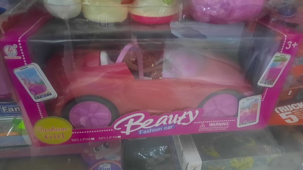 Продам машину  и барби 7800