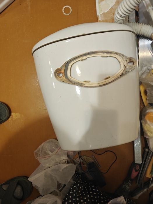 Бачок от унитаза и раковина