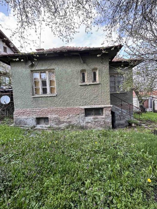 Двор с къща в гр. Перник