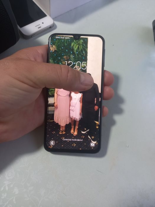 Samsung A40 folosit dar în regula.nu are spărturi sau zgarieturi.200 lei