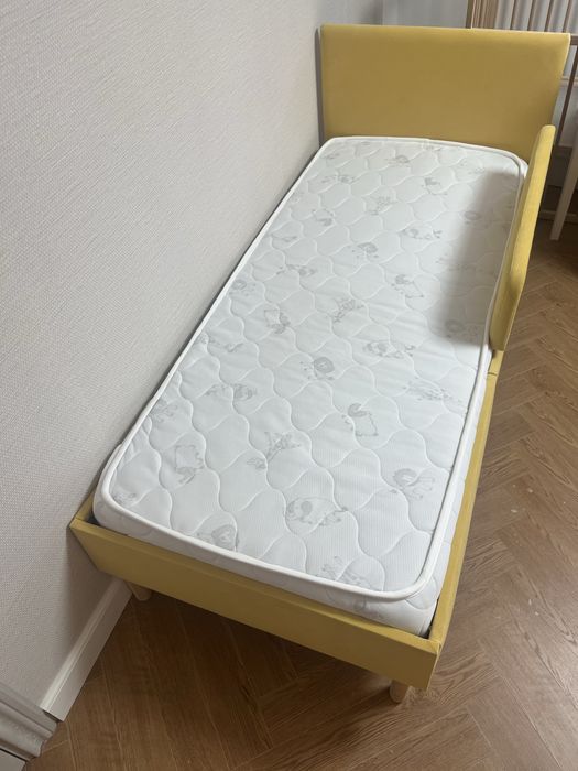 Десткая кровать с матрасом