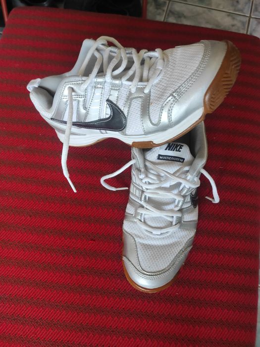 Adidași  NIKE, foarte practici, comozi și rezistenți.
Numarul 41.