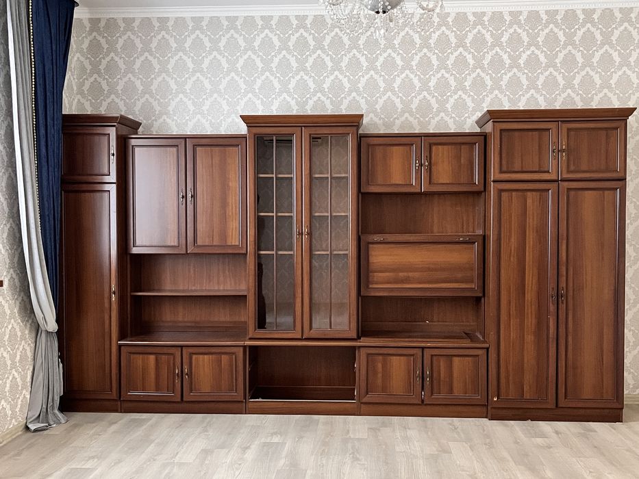 Продам мебельную стенку торг уместен